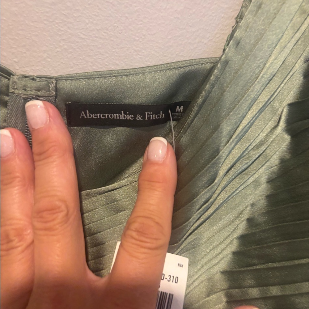 Women's Satin Sage Green Pleated Crop Top Abercrombie & Fitch - Size Medium NWT - Picture 4 of 9